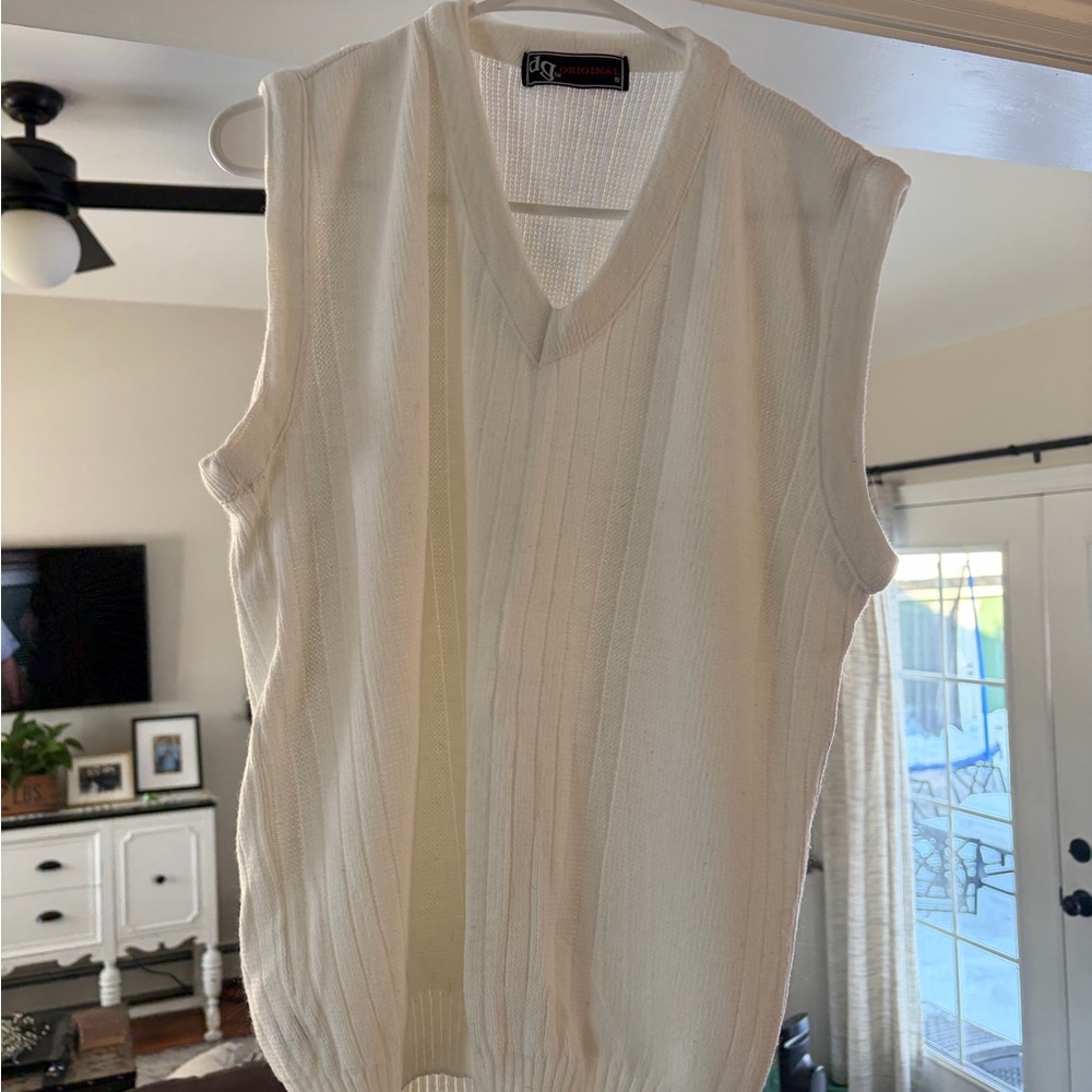 DG Original  Men's V-Neck Sweater Vest in white  size M great condition